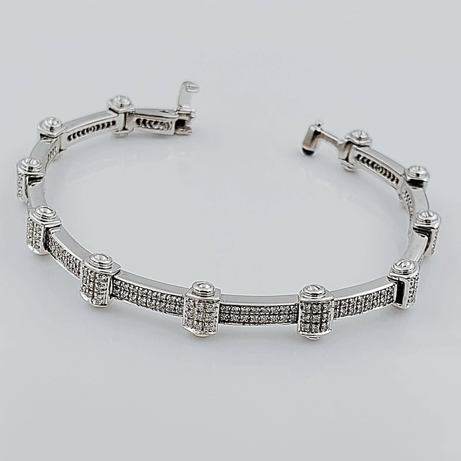 Women's 18K White Gold 2.59 Carat Total Weight (VS Color H) 25.1 GR Diamond Tennis Bracelet.