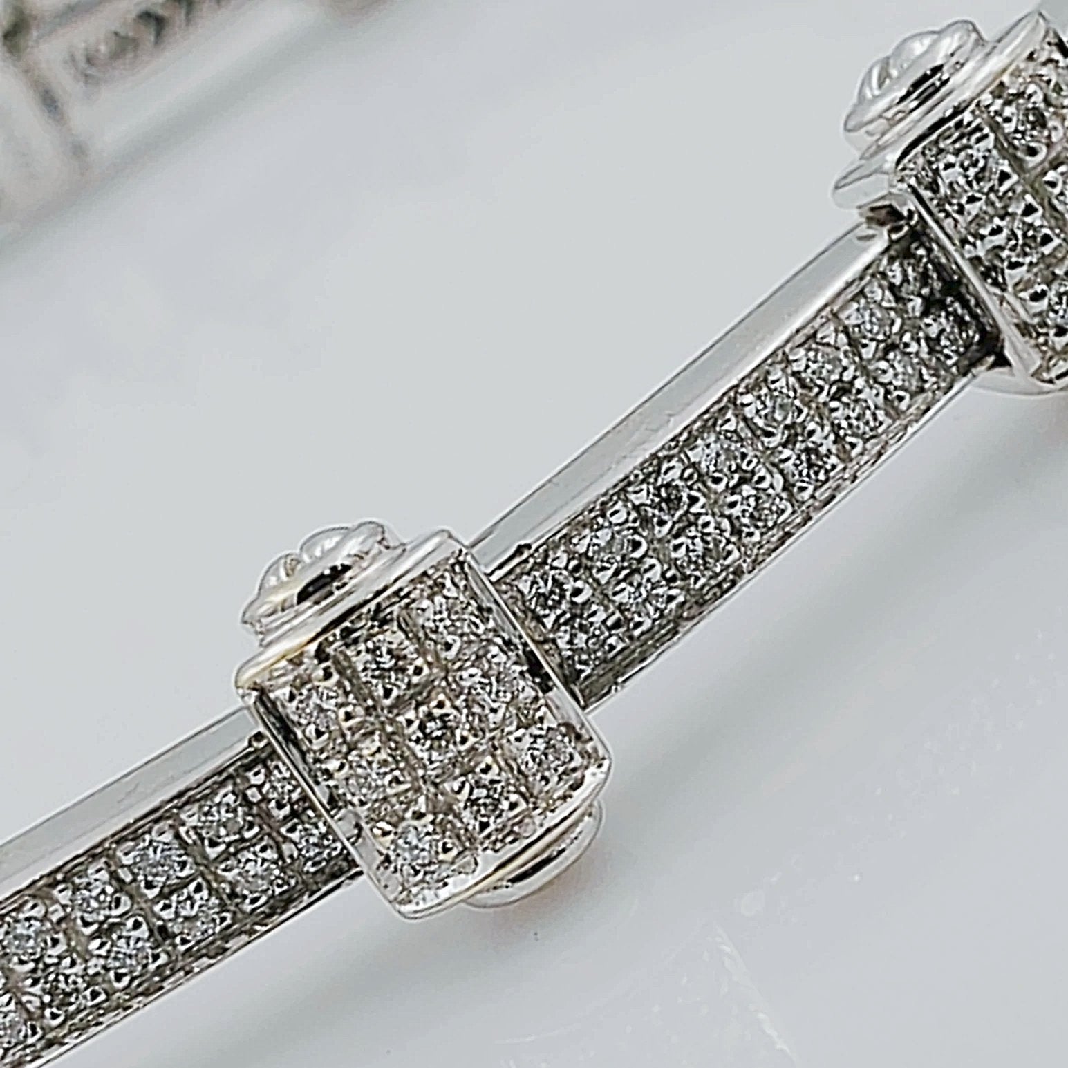 Women's 18K White Gold 2.59 Carat Total Weight (VS Color H) 25.1 GR Diamond Tennis Bracelet.