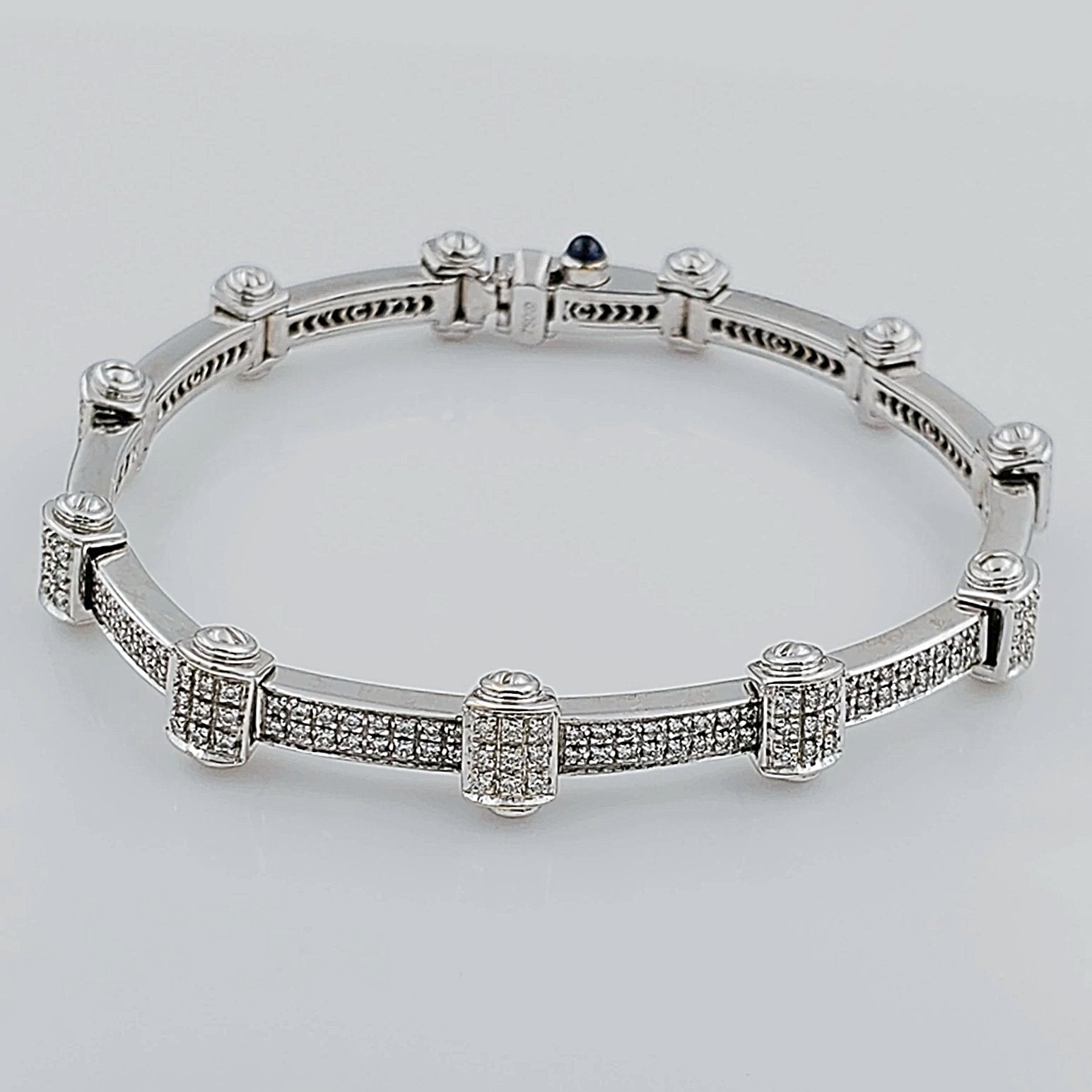 Women's 18K White Gold 2.59 Carat Total Weight (VS Color H) 25.1 GR Diamond Tennis Bracelet.