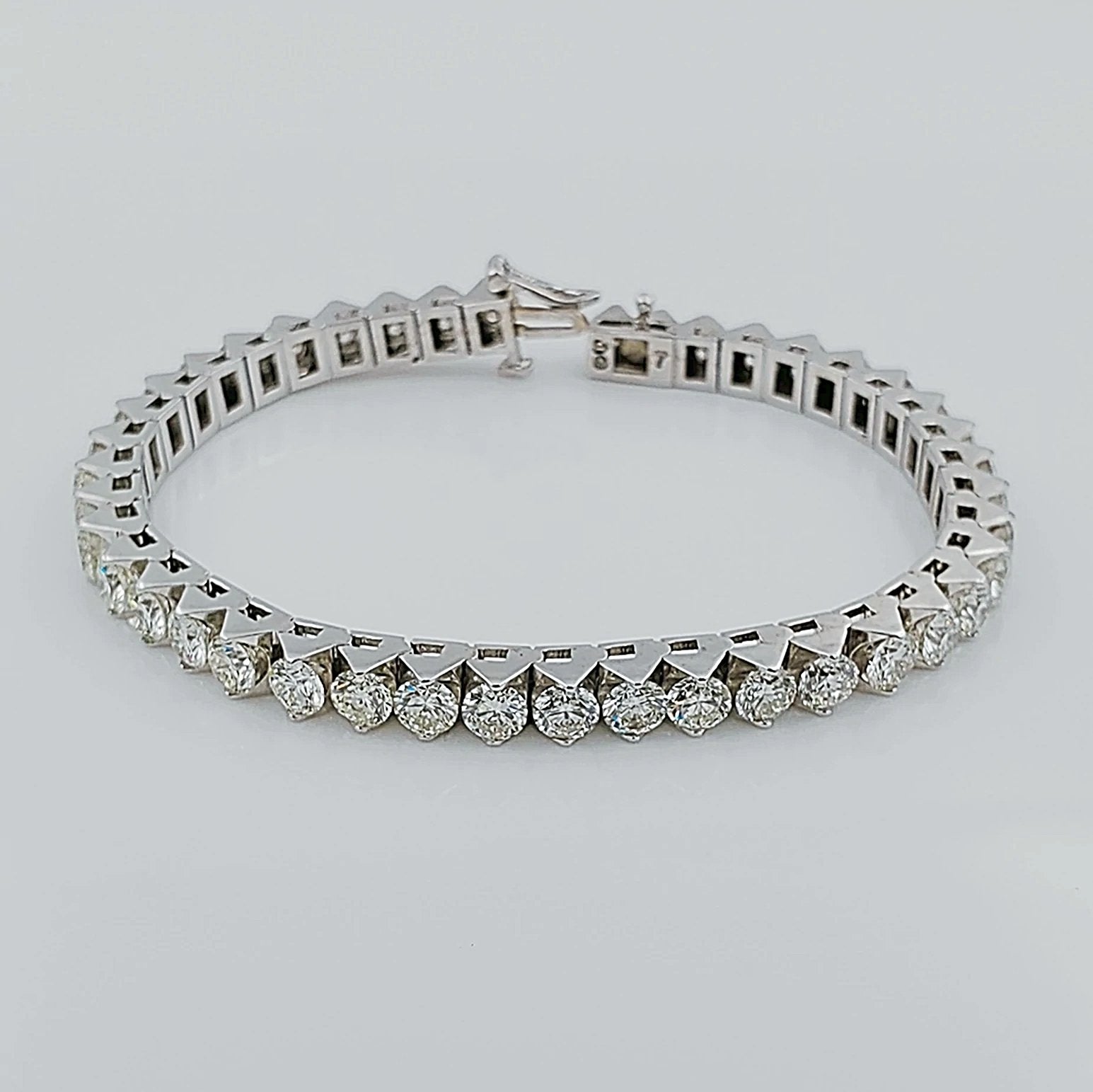 Women's 18K White Gold 10.25 Carat Total Weight (SI Color I) 26 GR Diamond Tennis Bracelet.