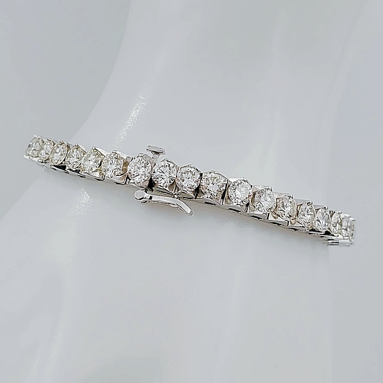 Women's 18K White Gold 10.25 Carat Total Weight (SI Color I) 26 GR Diamond Tennis Bracelet.