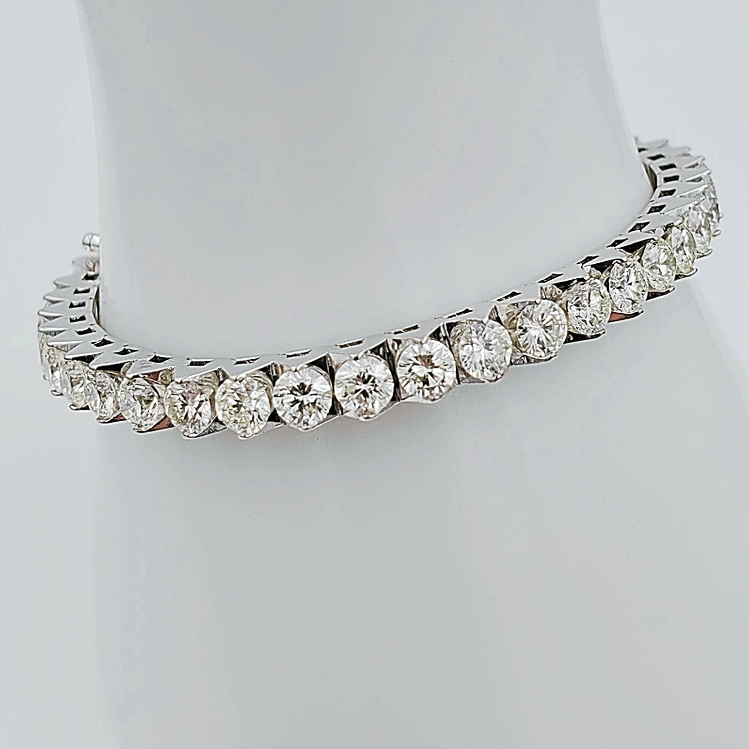 Women's 18K White Gold 10.25 Carat Total Weight (SI Color I) 26 GR Diamond Tennis Bracelet.