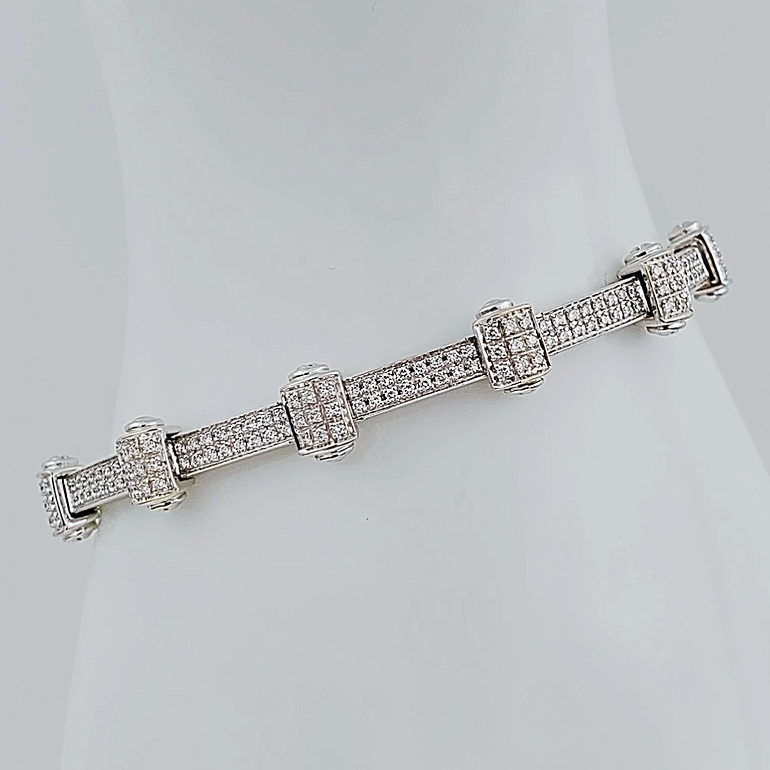 Women's 18K White Gold 2.59 Carat Total Weight (VS Color H) 25.1 GR Diamond Tennis Bracelet.