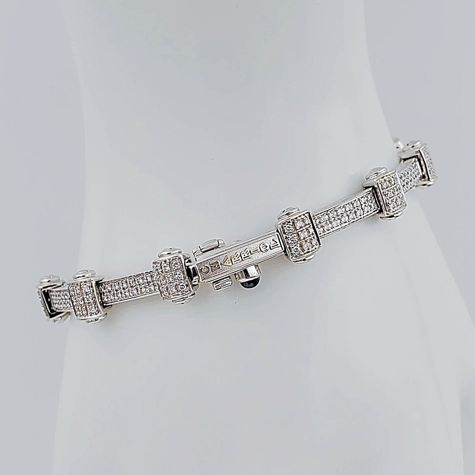 Women's 18K White Gold 2.59 Carat Total Weight (VS Color H) 25.1 GR Diamond Tennis Bracelet.