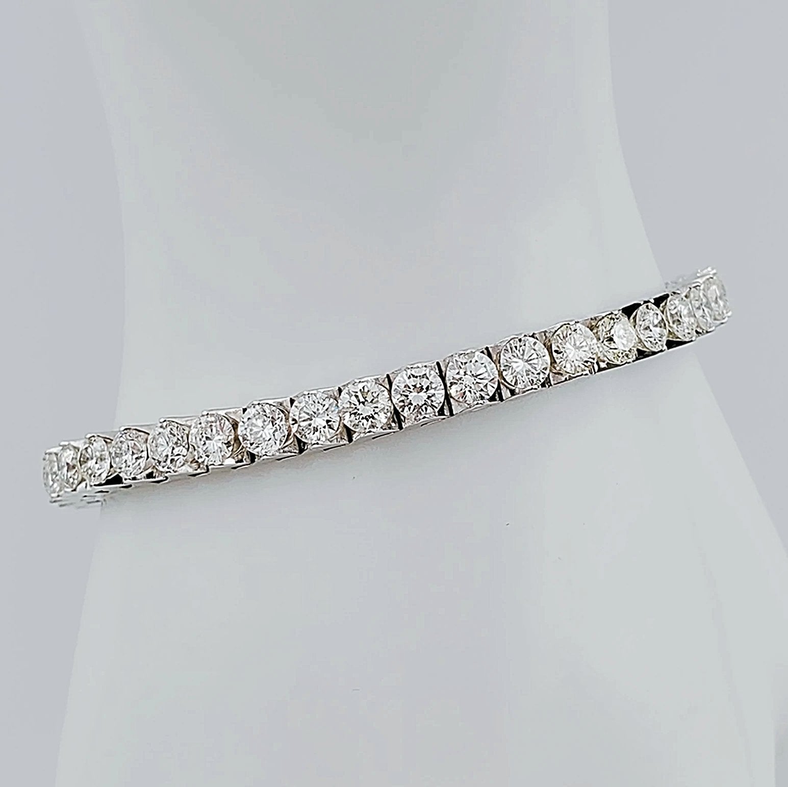 Women's 18K White Gold 10.25 Carat Total Weight (SI Color I) 26 GR Diamond Tennis Bracelet.